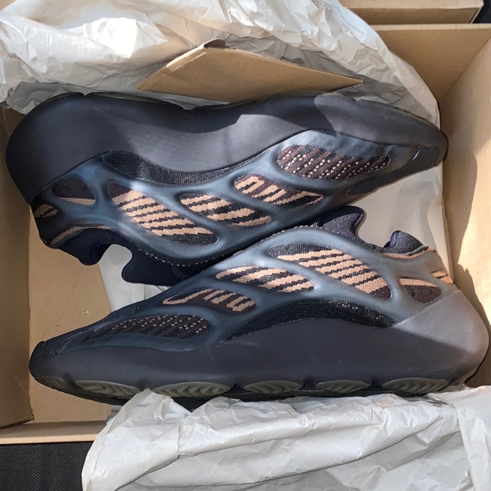 Yeezy 700 v3